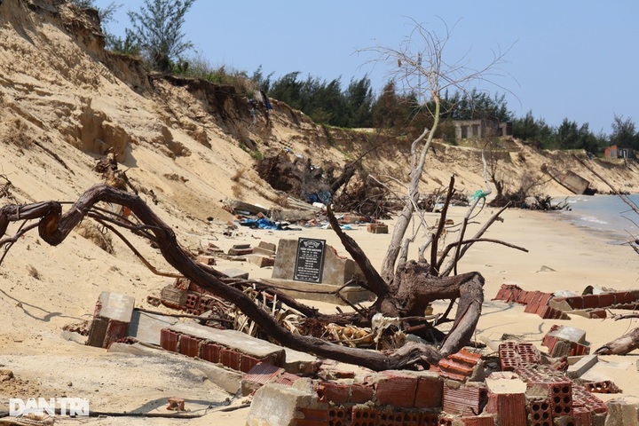 Erosion sweeps away dozens of houses in Quang Nam - 1