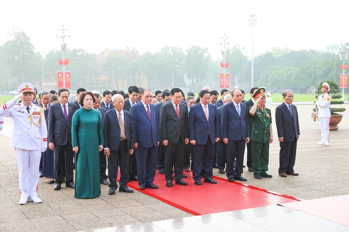 Leaders pay tribute to President Ho Chi Minh on National Reunification Day - 2