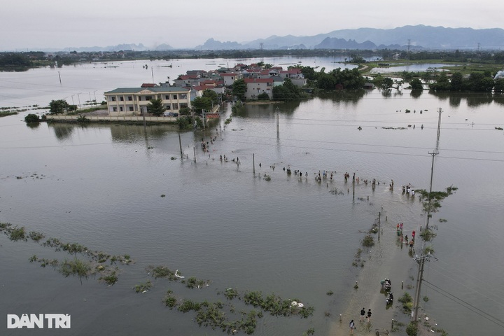 Hanoi village isolated by flooding - 1