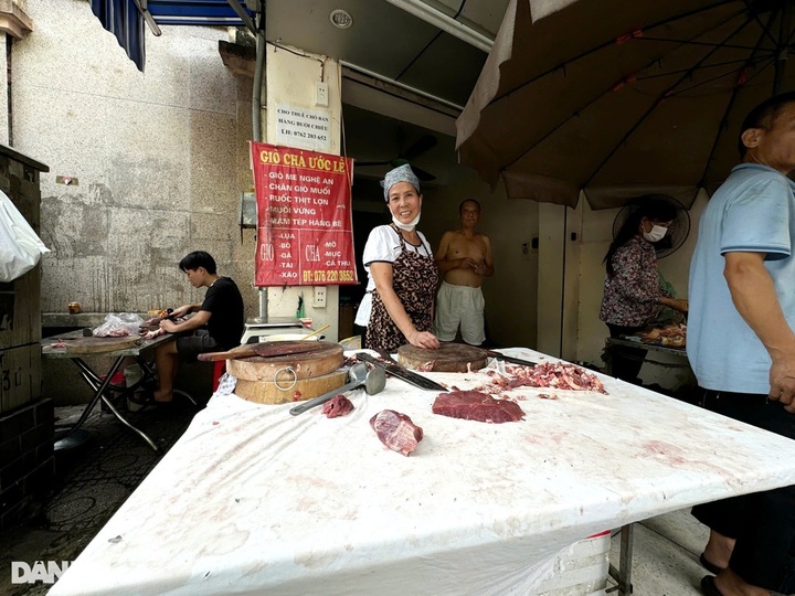 Hanoians stock up on necessities as Typhoon Yagi nears - 1