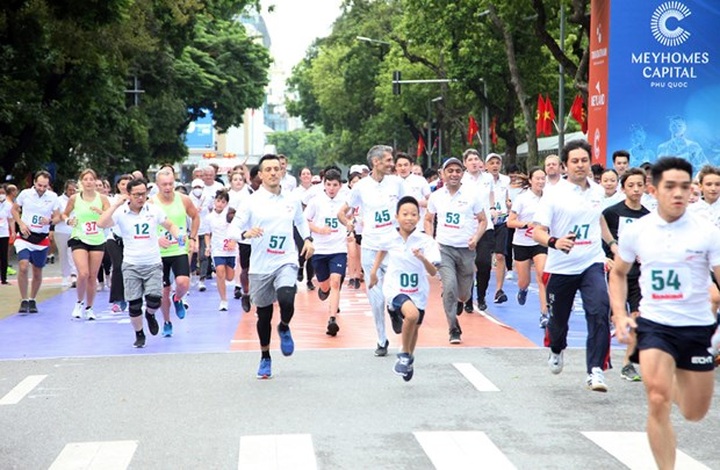 Over 1,500 join Ha Noi Moi Newspaper Run for Peace - 1 Over 1,500 join Ha Noi Moi Newspaper Run for Peace - 1