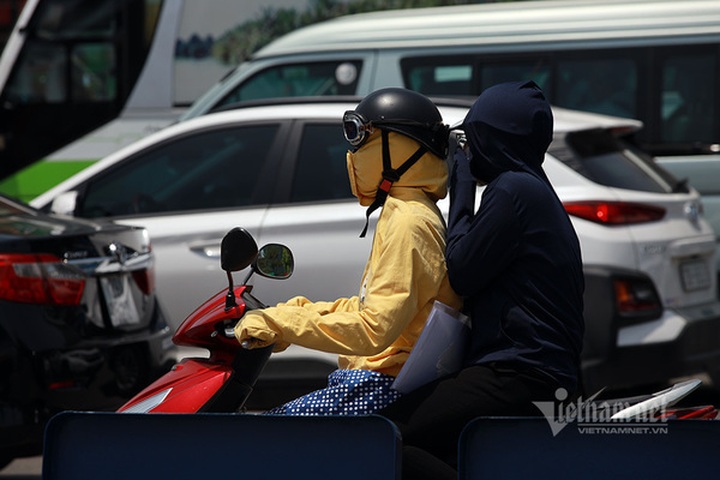 Hanoi experiences blazing hot weather - 1