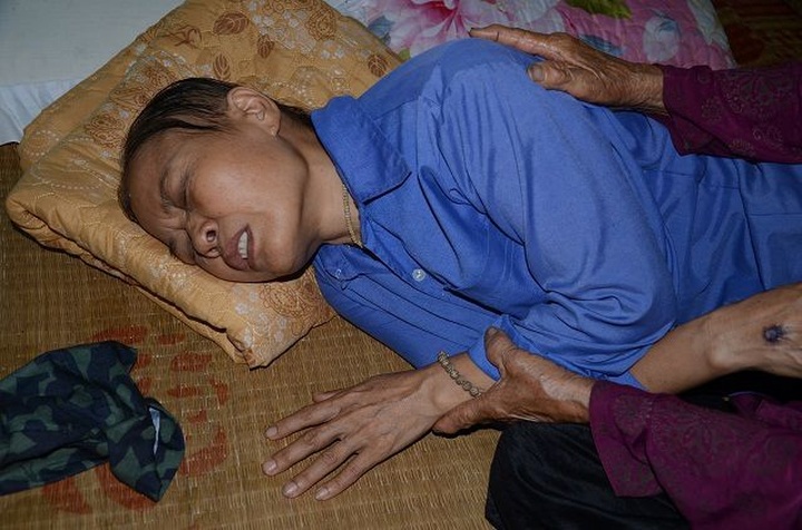 Elderly mother struggles to take care of ill daughter - 1