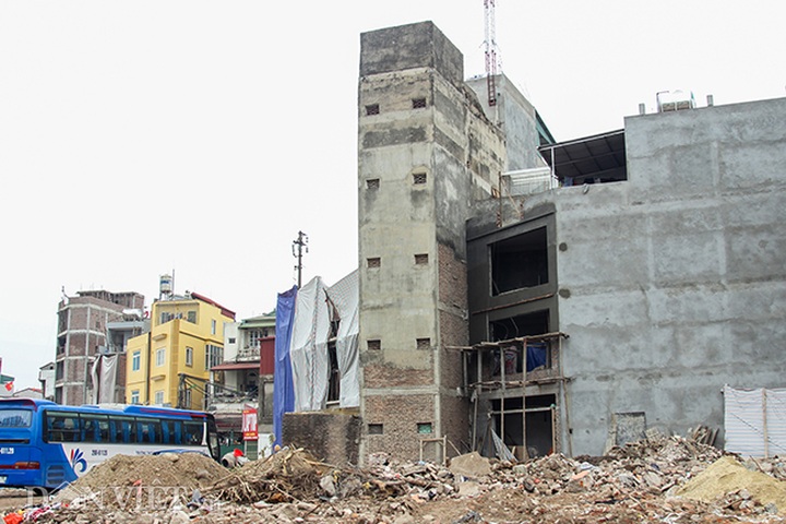 Super slim houses continue being built on new street - 1