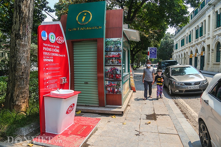 Hand-washing stations in Hanoi attract public - 1