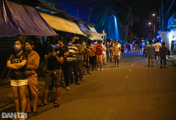 Thousands of people line up for Covid-19 testing at night in HCM City - 1