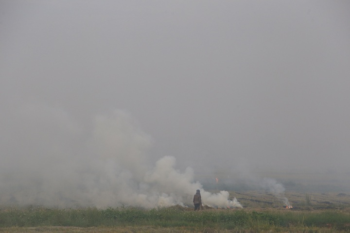Hanoi covered in straw smoke - 2