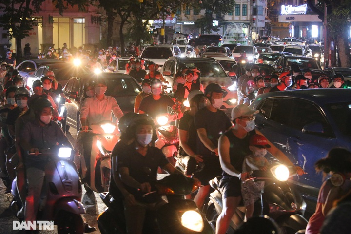 Hanoi streets jammed at Mid-Autumn Festival - 1