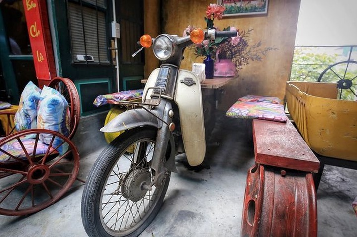 Hanoi coffee shop decorated with recycled items - 10