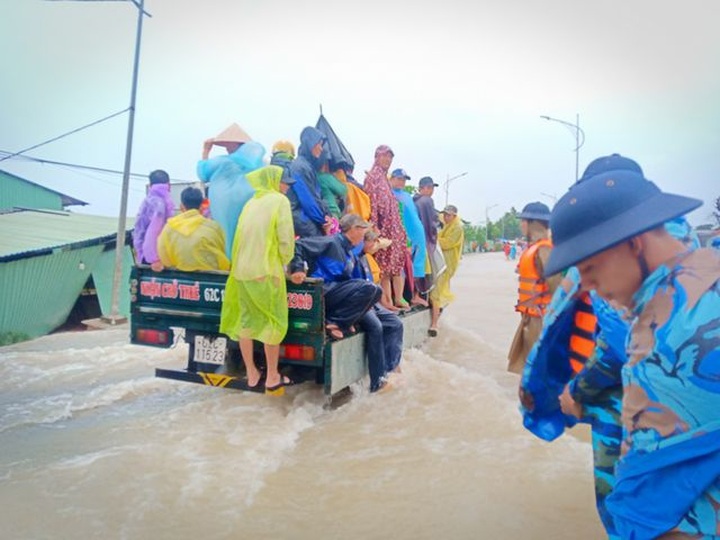 Phu Quoc airport re-opened following closure due to floods - 2