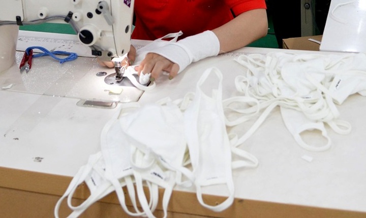 HCM City speeds up cloth face mask production process - 4