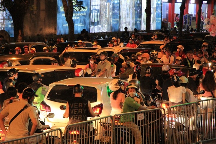 Hoan Kiem pedestrian streets crowded again after being reopened - 7