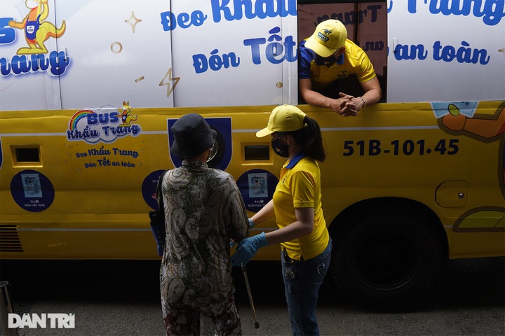 Bus offers free hand wash and face masks to HCM City residents - 3