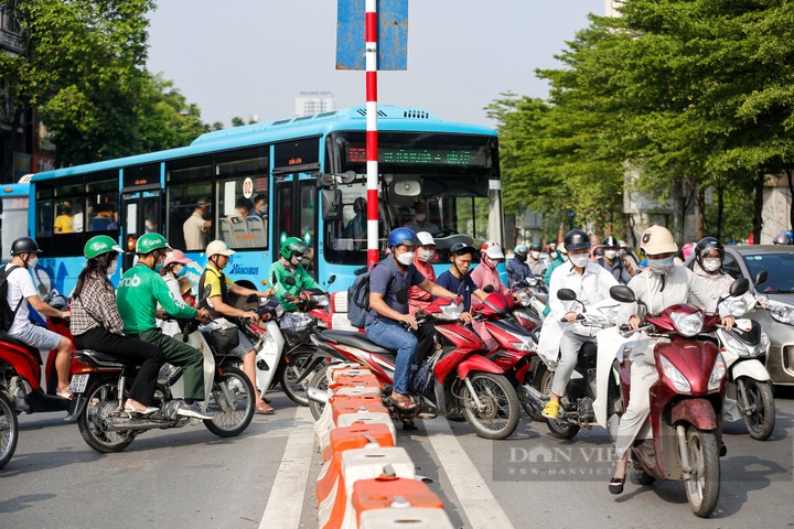 Hanoi to pilot separate car lane on crowded street - 7