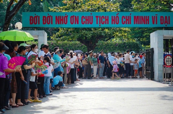 Flag-raising ceremony marks Vietnam's 79th National Day - 6 Flag-raising ceremony marks Vietnam's 79th National Day - 6
