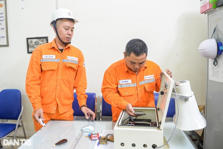 Hanoi electricity staff patrol to call on power save - 2