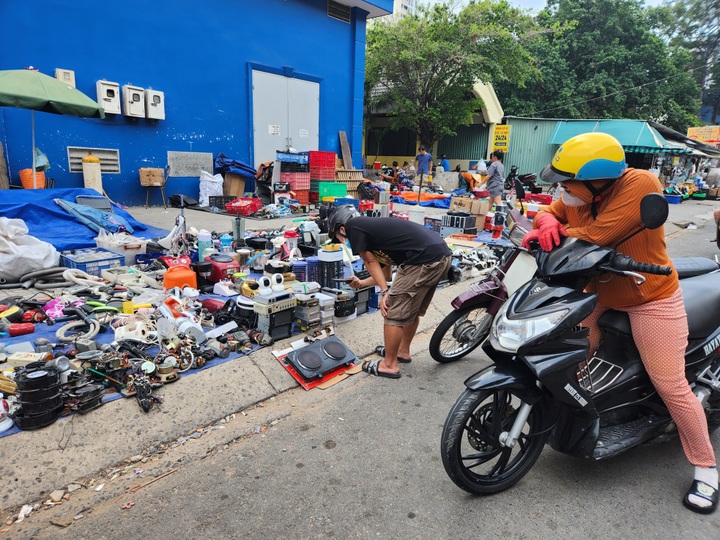 Exploring HCM City's antique market - 1 Exploring HCM City's antique market - 1