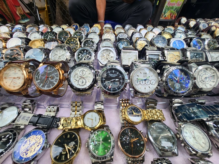 Exploring HCM City's antique market - 2 Exploring HCM City's antique market - 2