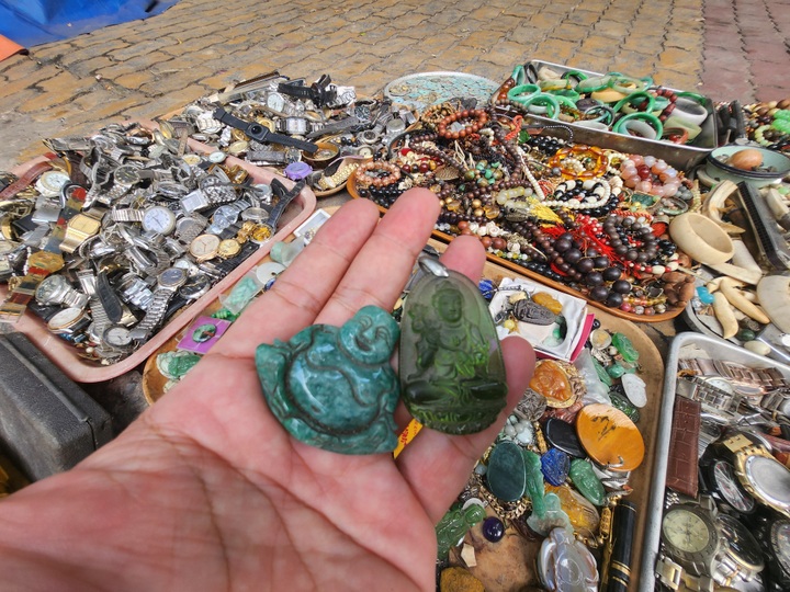 Exploring HCM City's antique market - 5 Exploring HCM City's antique market - 5