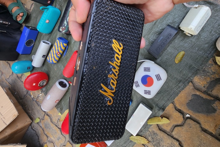 Exploring HCM City's antique market - 3 Exploring HCM City's antique market - 3