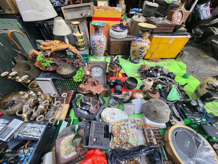 Exploring HCM City's antique market - 7 Exploring HCM City's antique market - 7