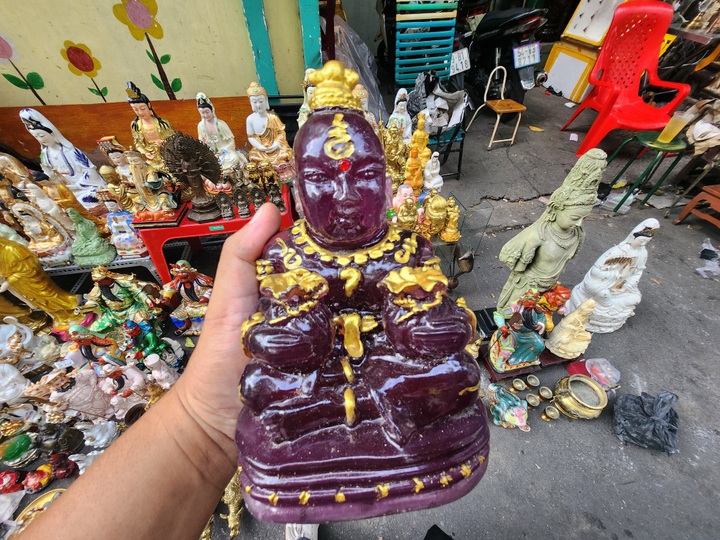 Exploring HCM City's antique market - 4 Exploring HCM City's antique market - 4