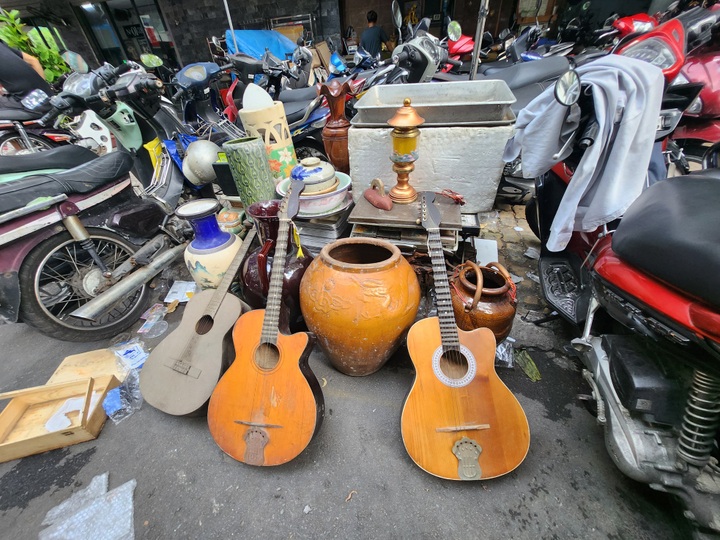 Exploring HCM City's antique market - 6 Exploring HCM City's antique market - 6