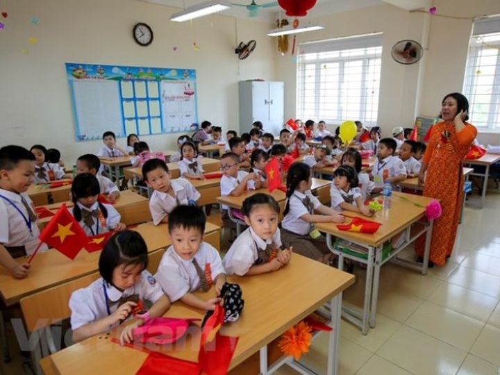 Hanoi still dealing with overcrowded classrooms - 1