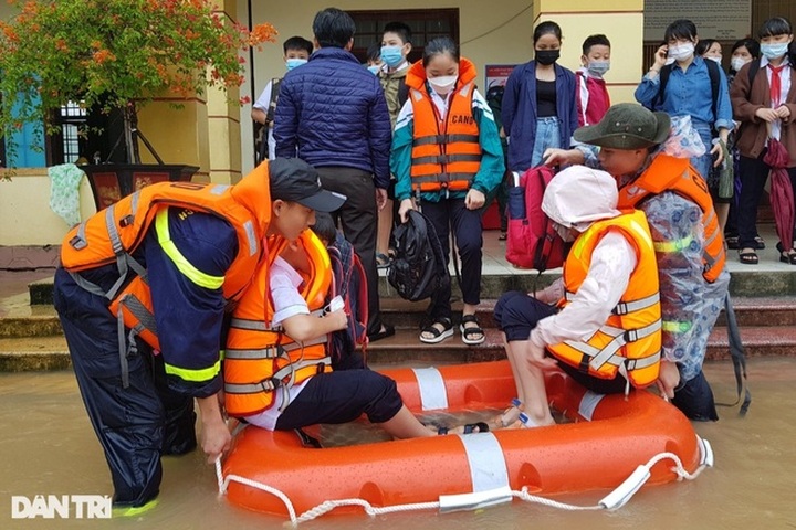 Flood-stricken school evacuates hundreds of students - 3
