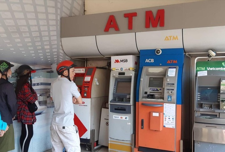 ATMs continues troubling people on Tet - 1