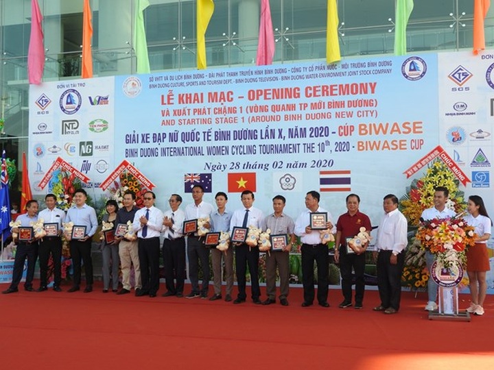 Binh Duong int’l women cycling tournament kicks off - 1