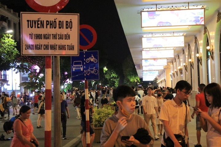 Hoan Kiem pedestrian streets crowded again after being reopened - 1