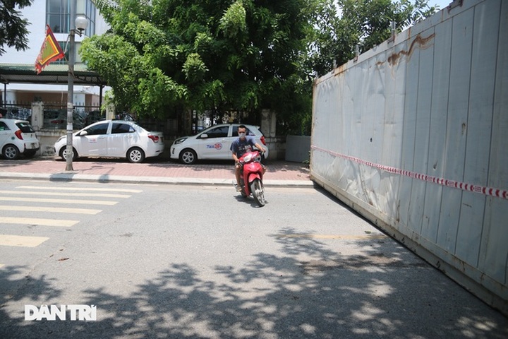 Unique barriers set up for Covid-19 prevention in Hanoi - 6
