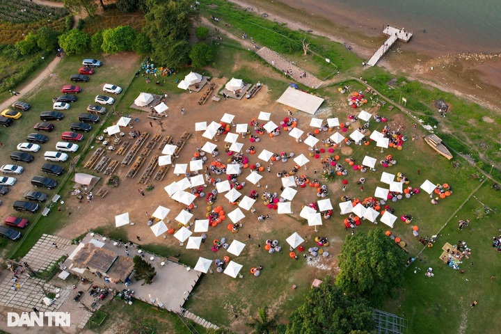 Red River crowded on Hung Kings' holiday - 5