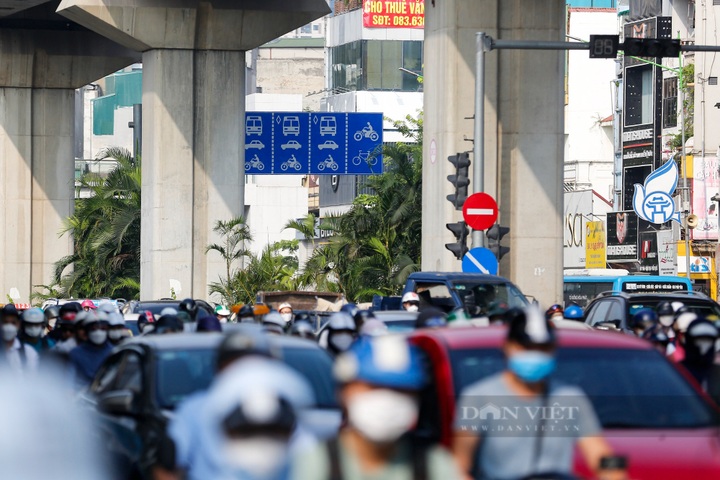 Hanoi to pilot separate car lane on crowded street - 8