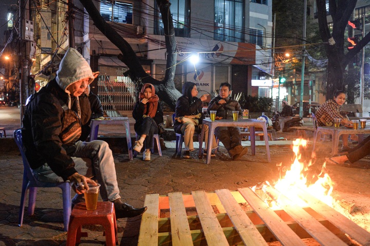 Hanoians seek to keep warm amid low-temperature - 4 Hanoians seek to keep warm amid low-temperature - 4