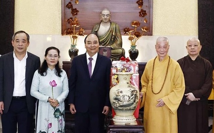 State President pays Tet visit to Vietnam Buddhist Sangha leader - 1