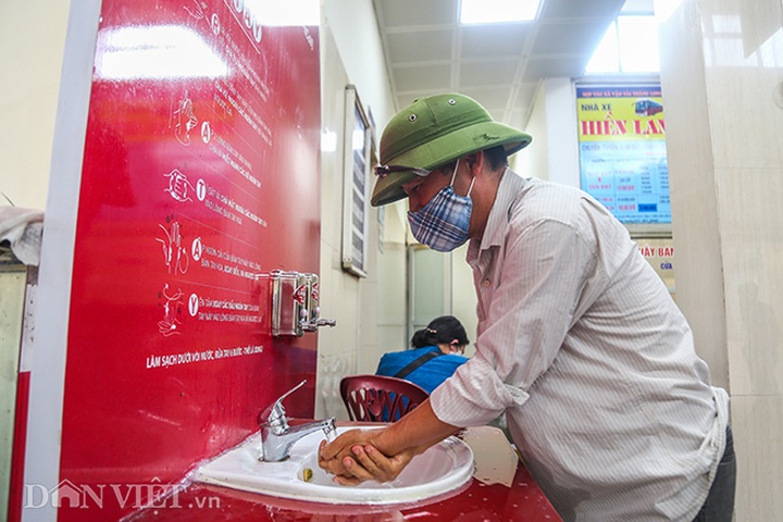 Hand-washing stations in Hanoi attract public - 6
