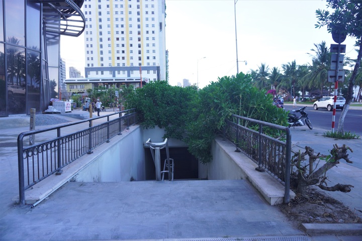 Danang coastal pedestrian tunnel abandoned - 9