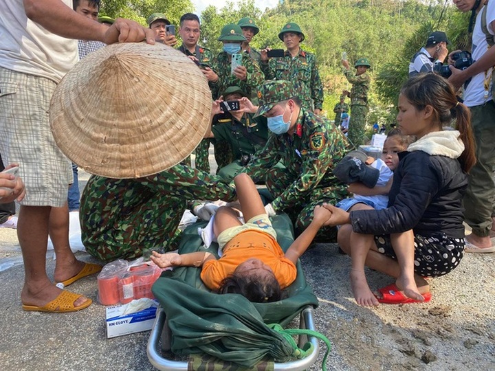 33 people saved in Quang Nam landslide - 1