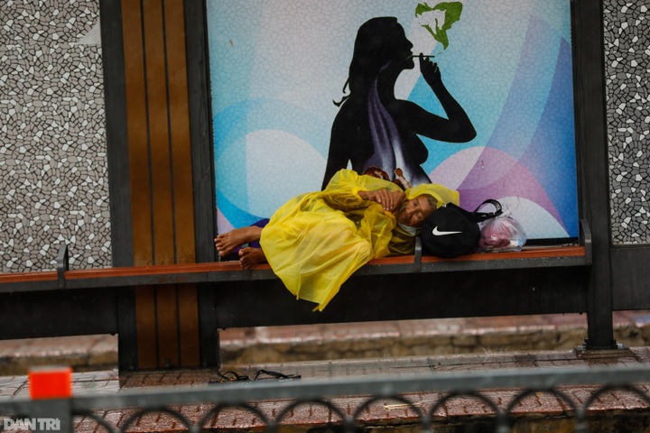 Homeless people struggle during HCM City social distancing - 4 Homeless people struggle during HCM City social distancing - 4