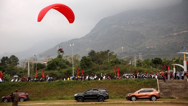 First Puteleng paragliding competition kicked off in Lai Chau - 1