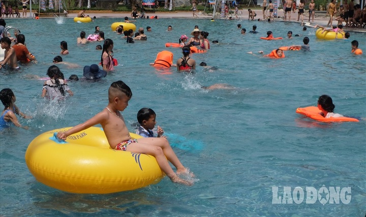 Hanoians seek heat relief at newly-opened water park - 6 Hanoians seek heat relief at newly-opened water park - 6