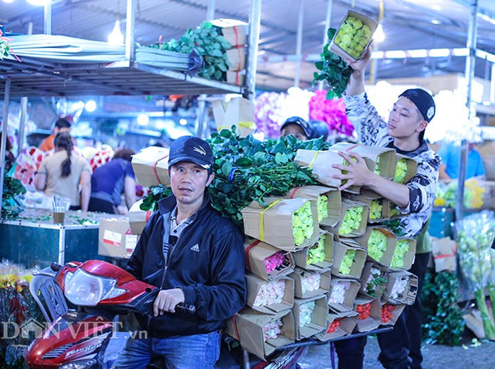 Hanoi flower market busy before Women's Day - 6