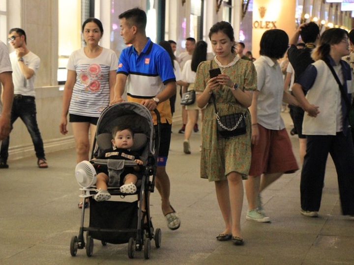 Hoan Kiem pedestrian streets crowded again after being reopened - 3