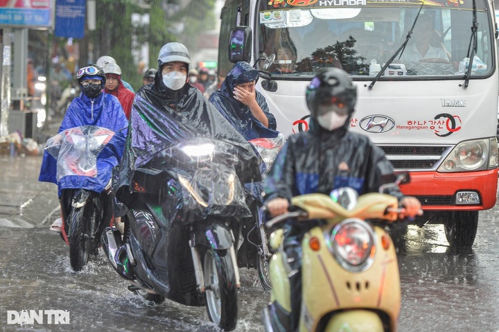 Heavy rain paralyses traffic in Hanoi - 3
