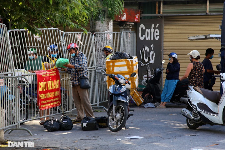 Roadblocks added for Covid-19 prevention in Hanoi - 4