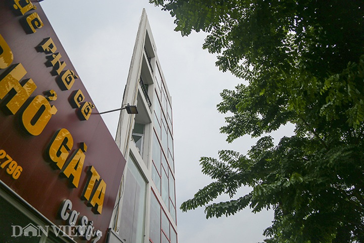 Super slim houses continue being built on new street - 5