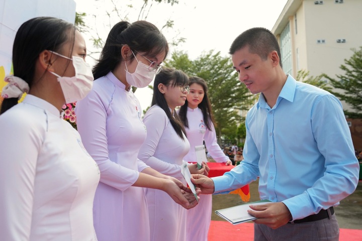 Dantri/Dtinews supports health insurance for Can Tho students - 2