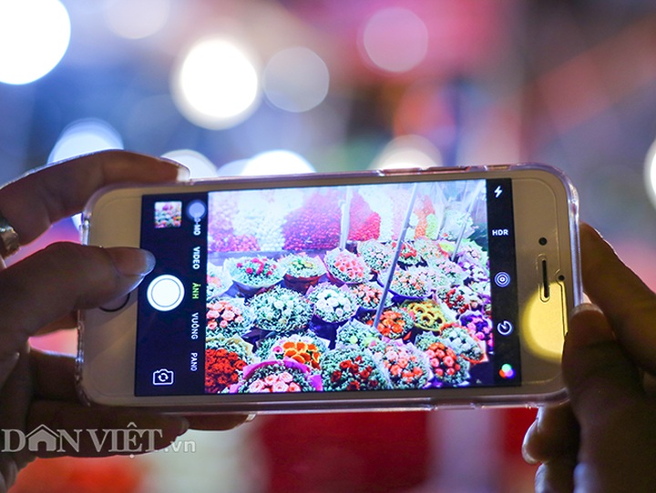 Hanoi flower market busy before Women's Day - 4